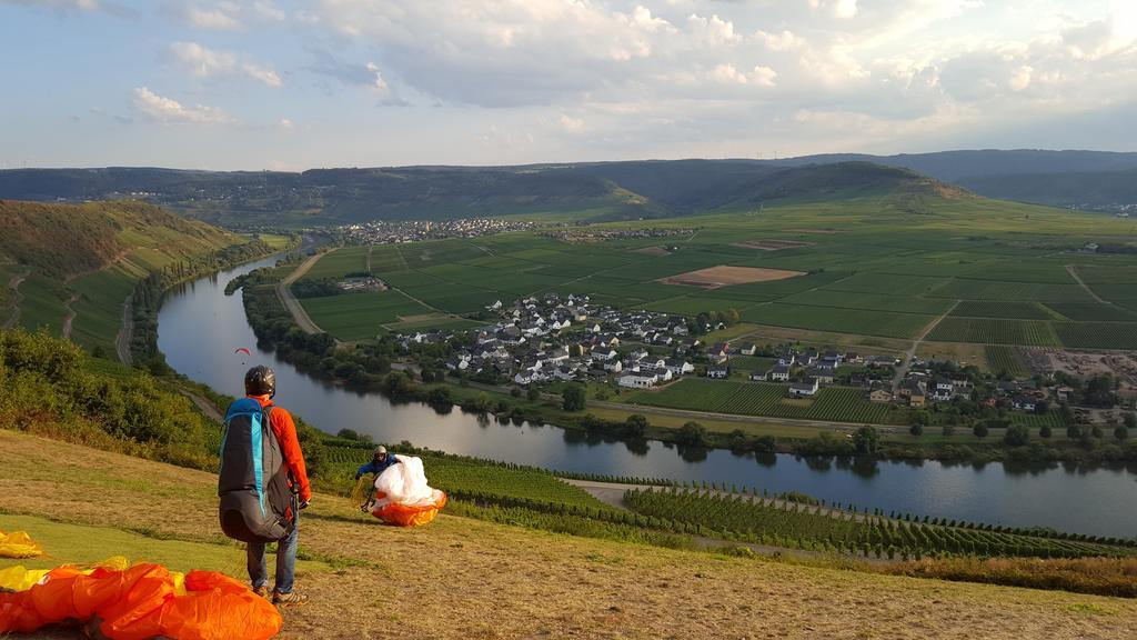 Weinhaus Kurtrierer Hof Hotel Leiwen Bagian luar foto